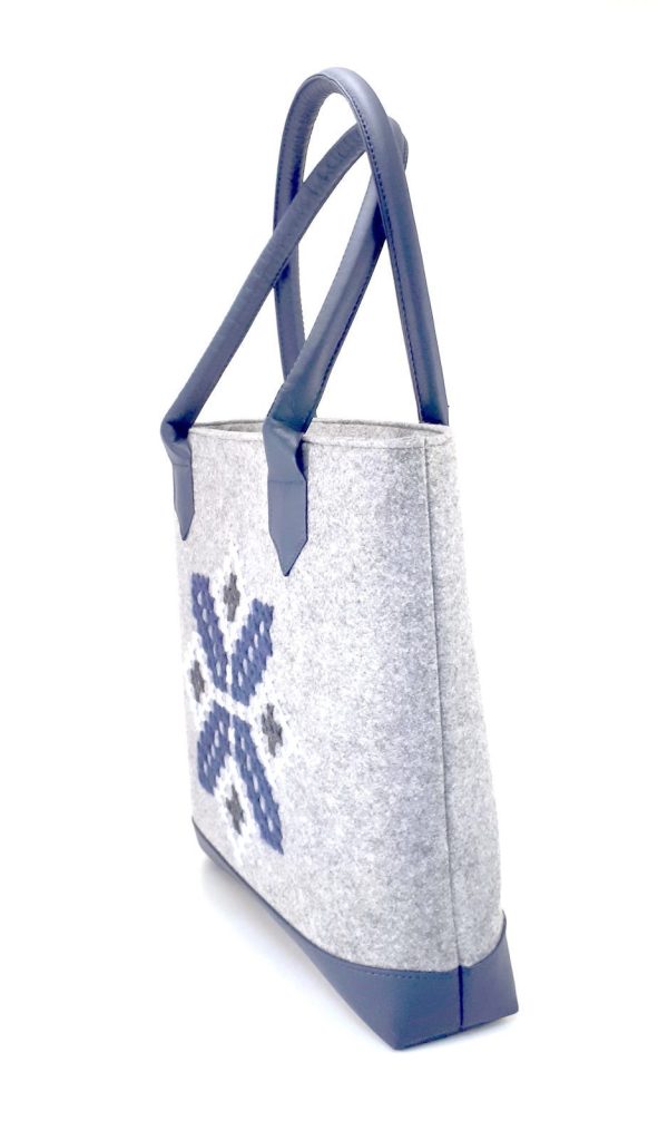 Велика фетрова сумка з ручною вишивкою синього кольору