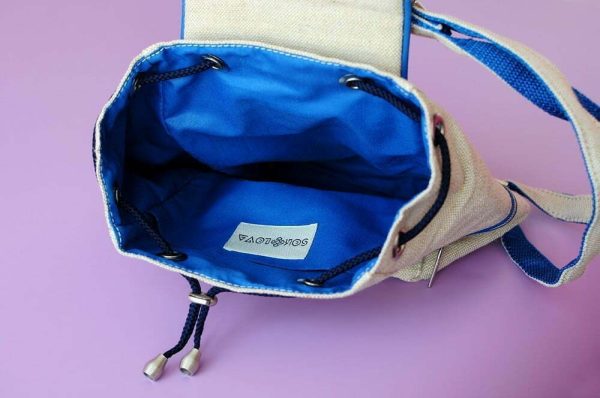 Білий маленький брезентовий рюкзак з синьою вишивкою