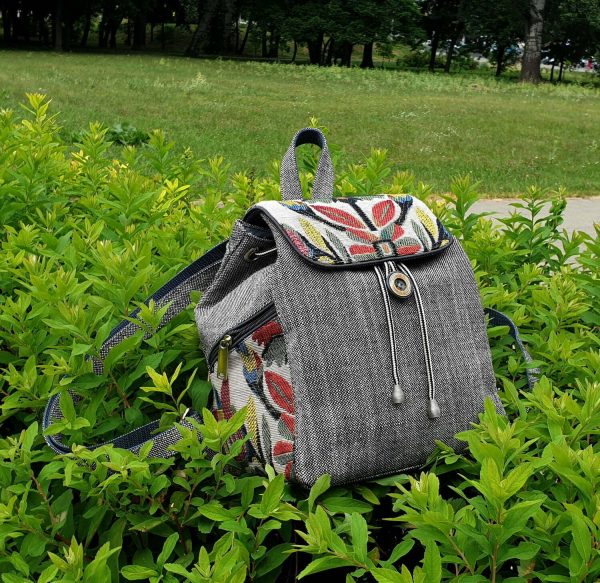 Рюкзак маленький сірий з гобеленовим декором "Квітка"