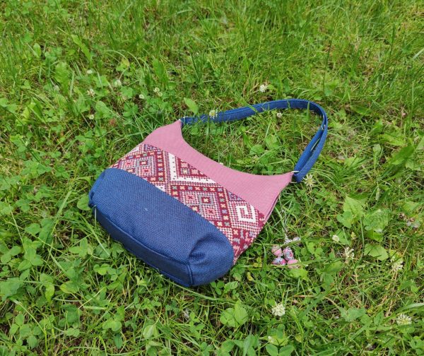 Гобеленова сумка з орнаментом та підвіскою