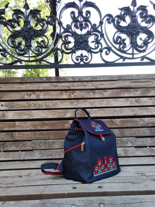 Джинсовий рюкзак з вишивкою Червоні квіти (18009)