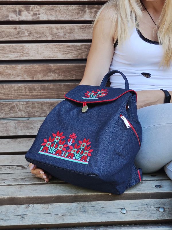 Джинсовий рюкзак з вишивкою Червоні квіти (18009)