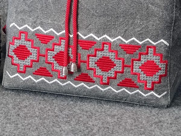 Рюкзак великий сірий з вишивкою Червона доріжка (15032)