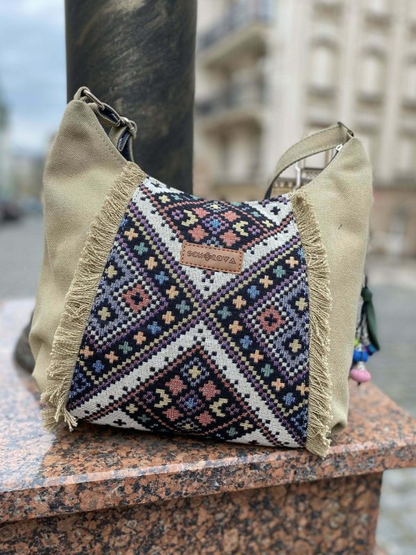 Маленька сумка колір пісок з орнаментом та бахромою (19050)