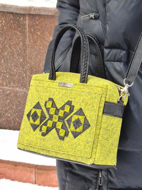 Фетрова сумка кольору олива з аплікацією