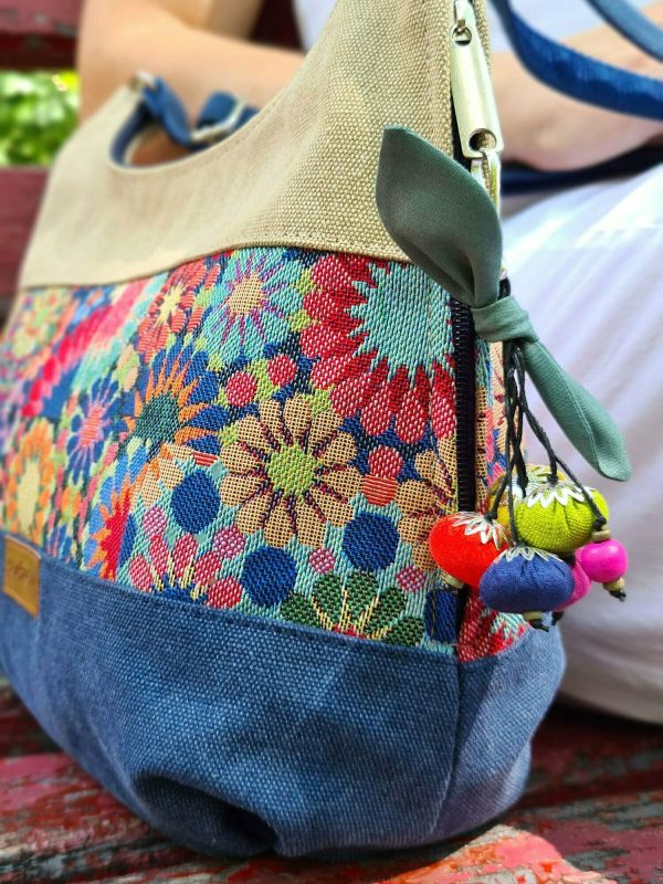 Гобеленова сумка з квітами та підвіскою