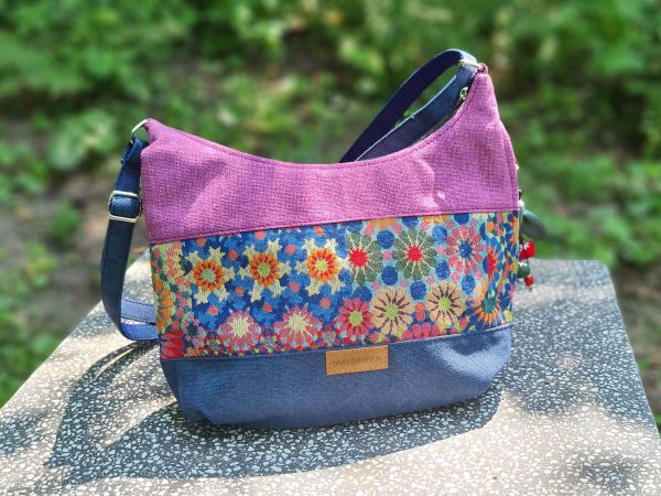 Гобеленова сумка з квітами та підвіскою