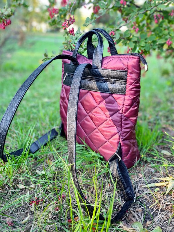 Стьобана сумка-рюкзак бордового кольору