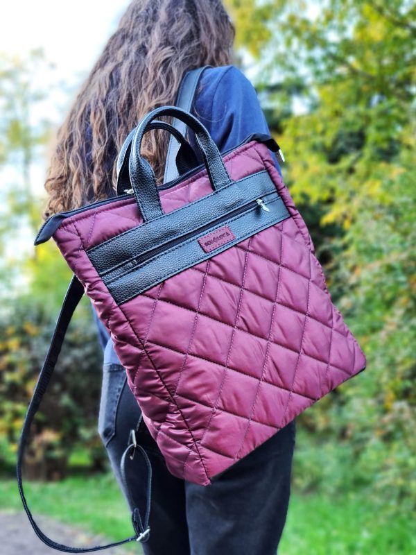Стьобана сумка-рюкзак бордового кольору