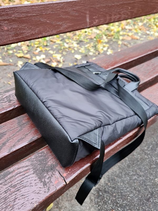 Стьобана сумка-рюкзак чорного кольору