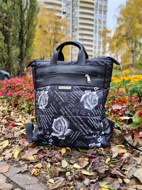 Стьобана сумка-рюкзак чорна з трояндами