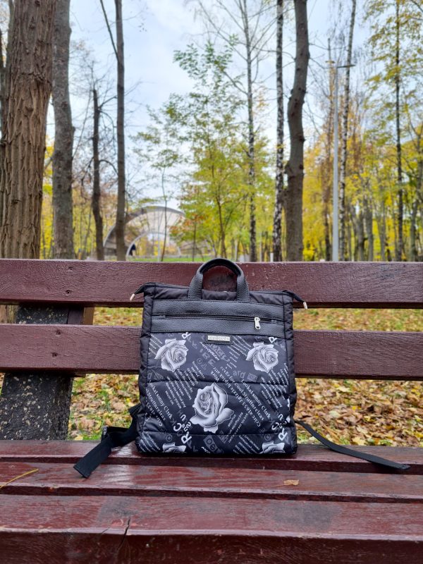 Стьобана сумка-рюкзак чорна з трояндами