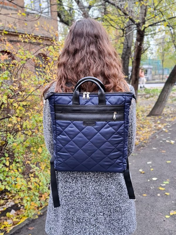 Стьобана сумка-рюкзак синього кольору
