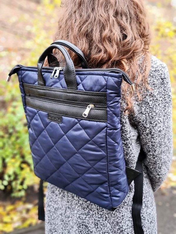 Стьобана сумка-рюкзак синього кольору