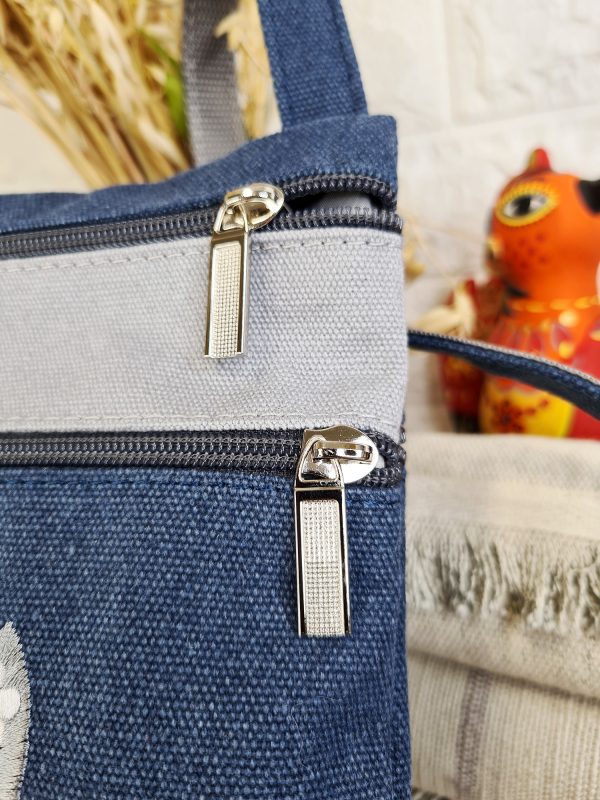 Синя сумочка з вишивкою "Символи перемоги"