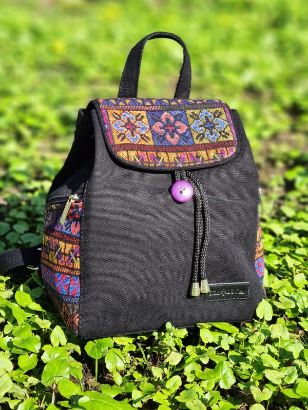 Чорний рюкзак з квітковим декором