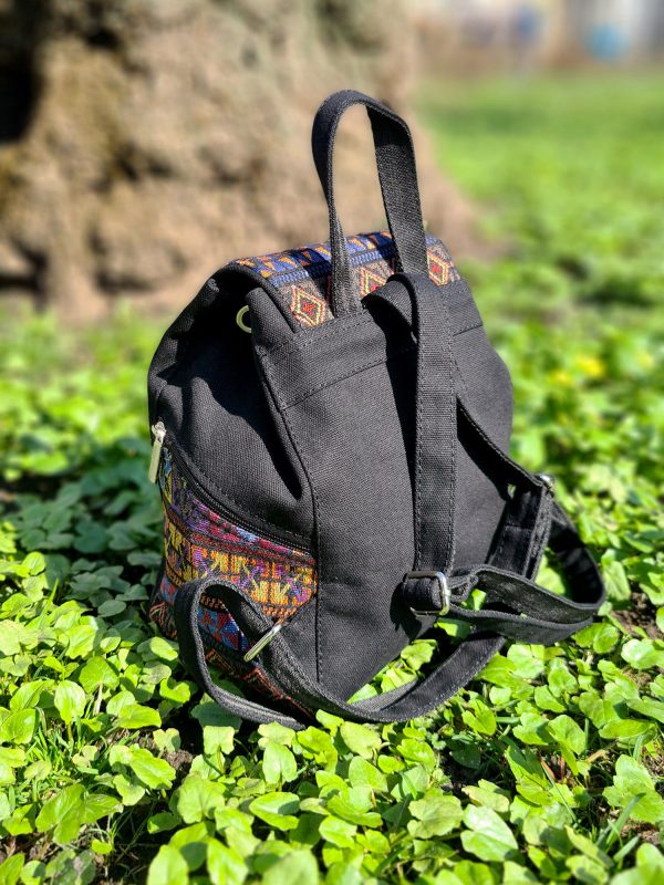 Чорний рюкзак з квітковим декором
