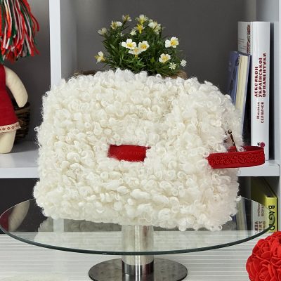 Біла косметичка зі штучного хутра