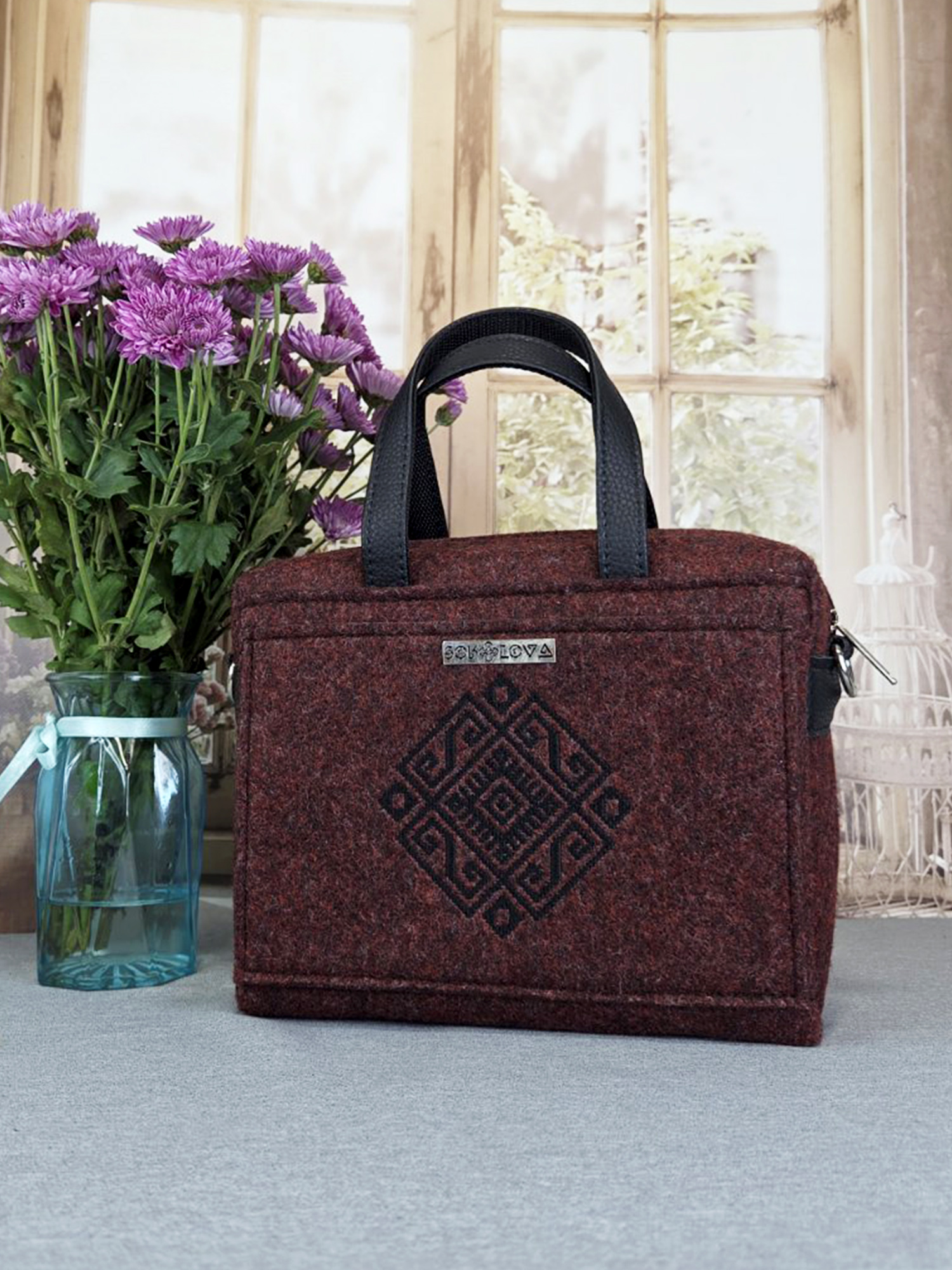 Бордова сумка з екофетру з вишивкою