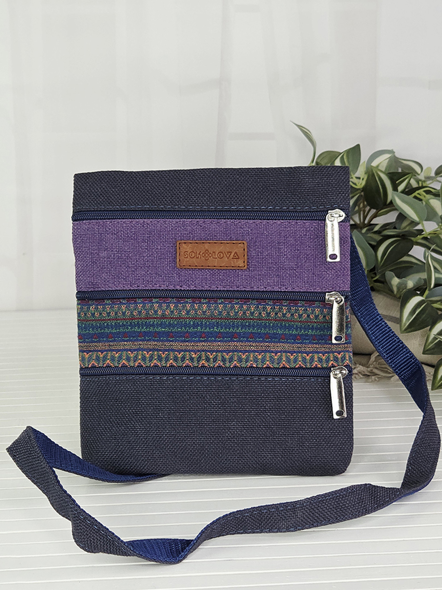 Маленька сумка з фіолетовим декором