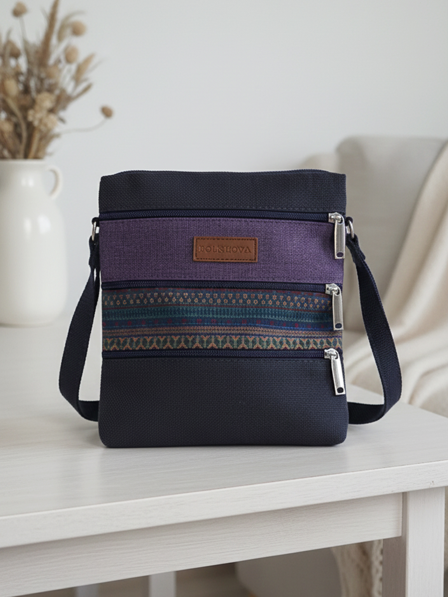 Маленька сумочка з фіолетовим декором