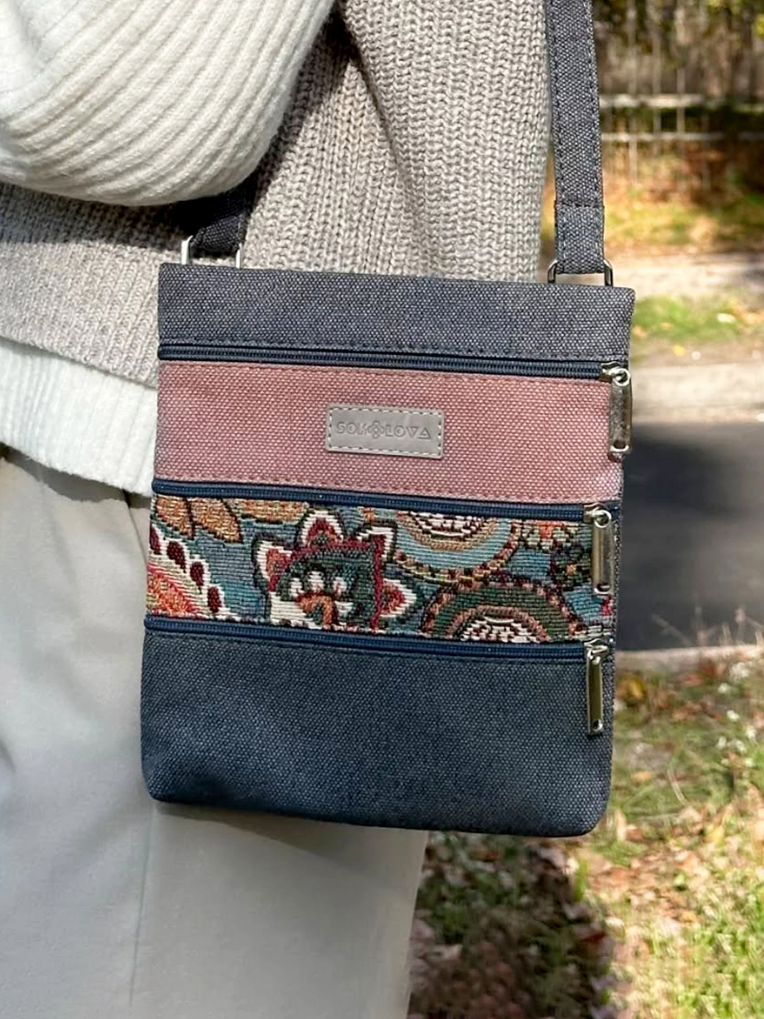 Синя сумка з пудровим декором