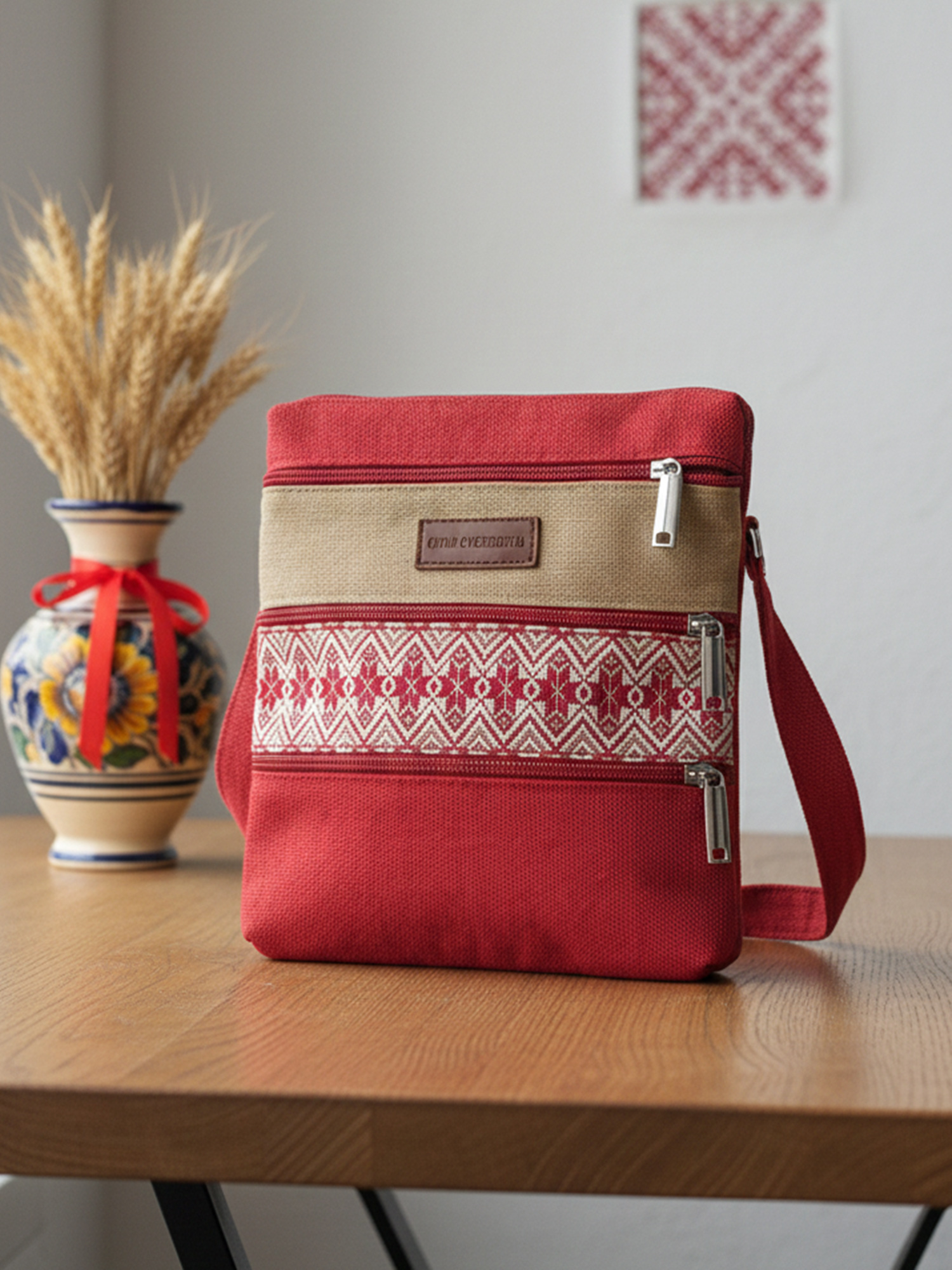 Червона сумочка в етнічному стилі